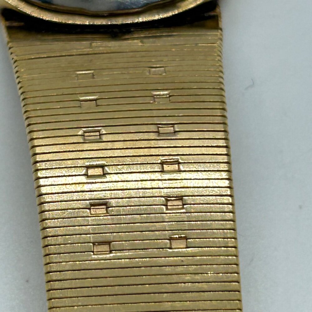 Bill Blass Vintage Quartz Watch Gold-ToneTextured Dial Retro 90s Working READ - Picture 11 of 16